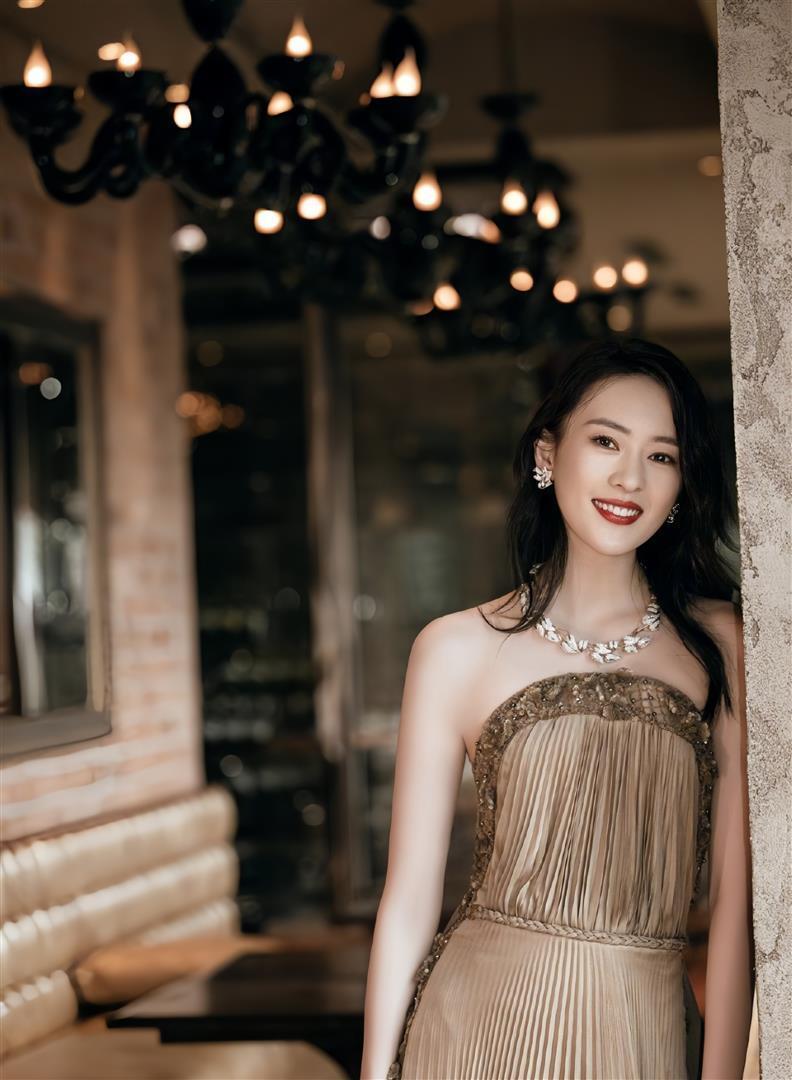 童瑶前凸后翘，身穿抹胸长裙气场强大，干练不失女人味！(图24)