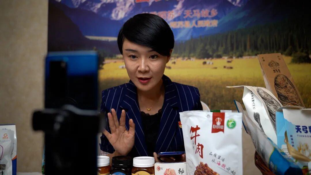 好友见证贺娇龙从苦孩子成长为“推介官”，多人赶赴昭苏送她最后一程(图3)