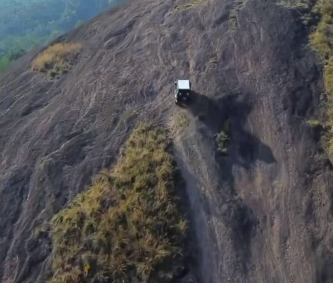 江西龙虎山2辆越野车开上陡坡，景区：该地段未开发，不允许开展危险活动(图1)