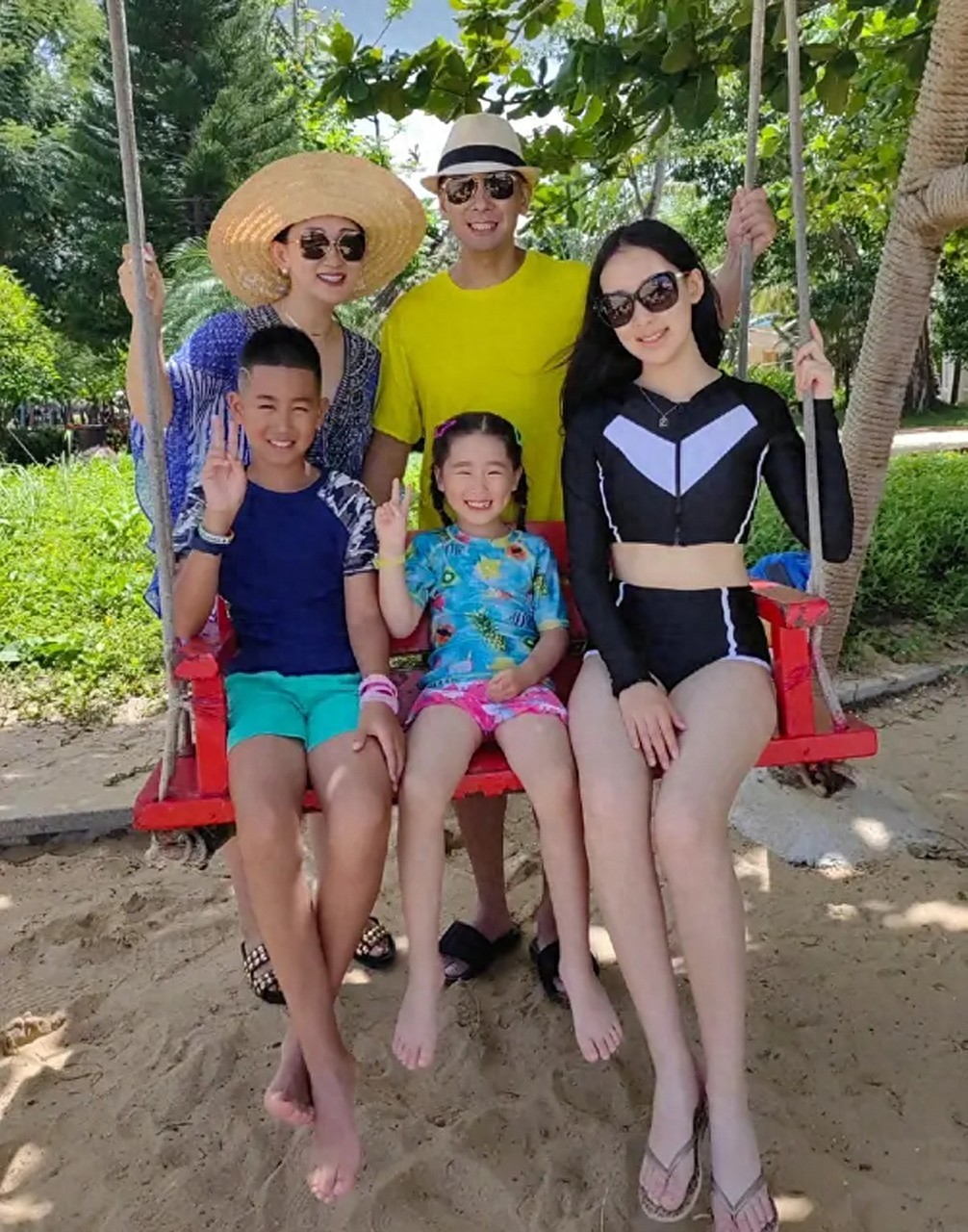 出乎赵文卓夫妇的预料，18岁的美籍女儿，如今已开始给他们争光了(图1)