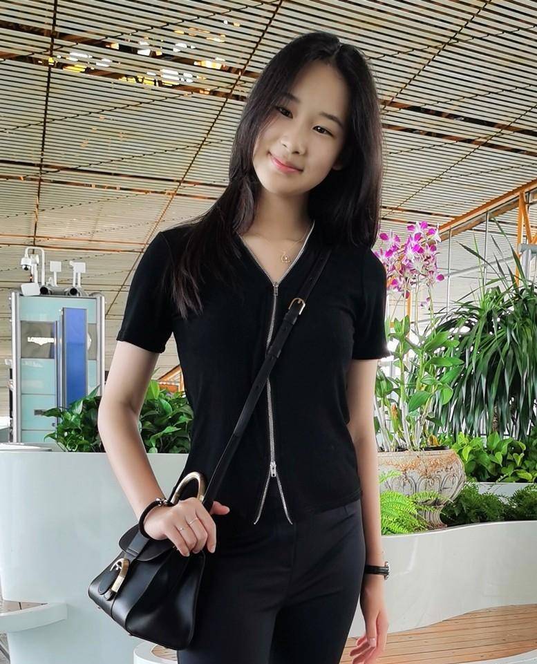 出乎赵文卓夫妇的预料，18岁的美籍女儿，如今已开始给他们争光了(图5)