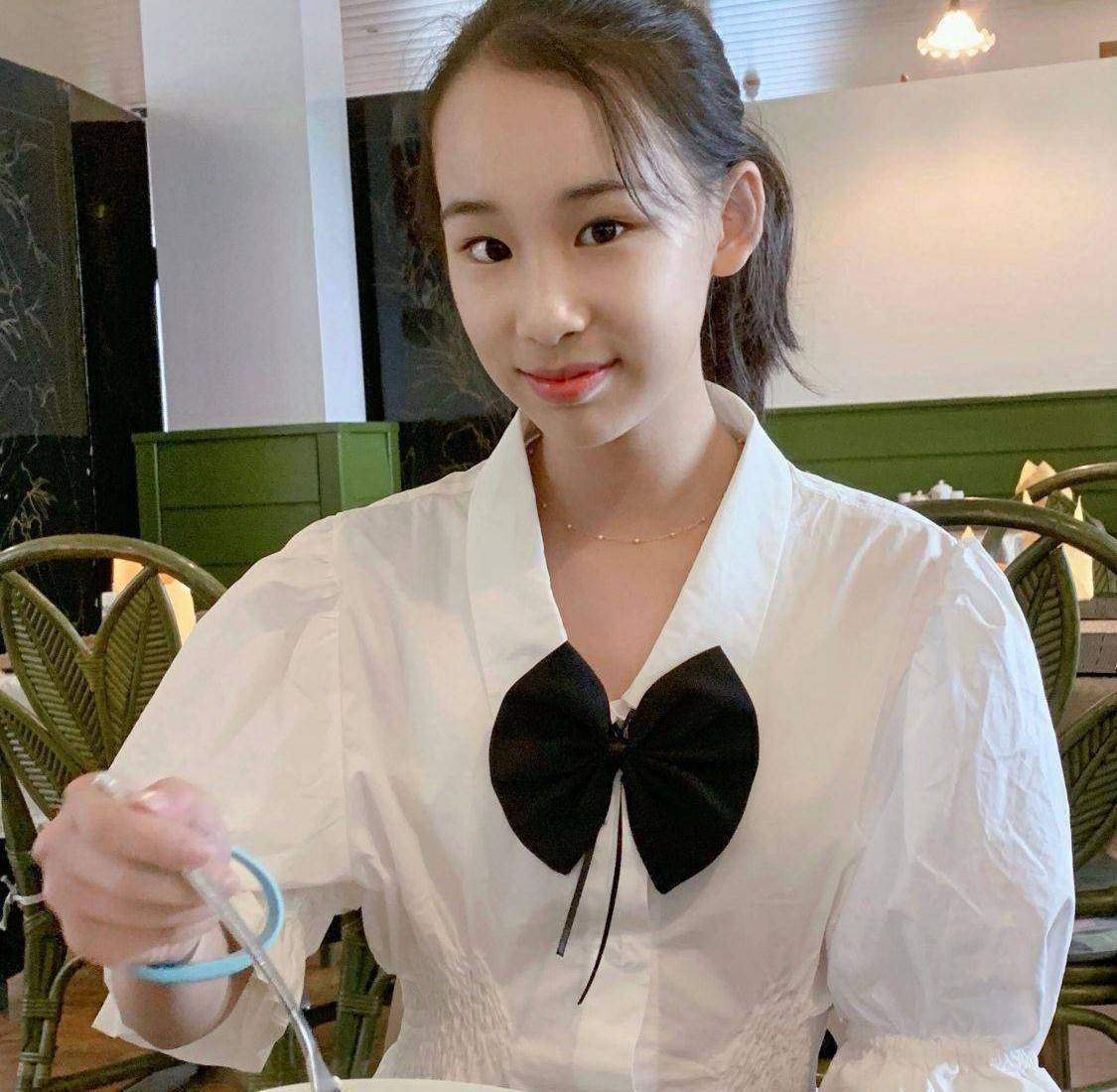 出乎赵文卓夫妇的预料，18岁的美籍女儿，如今已开始给他们争光了(图4)