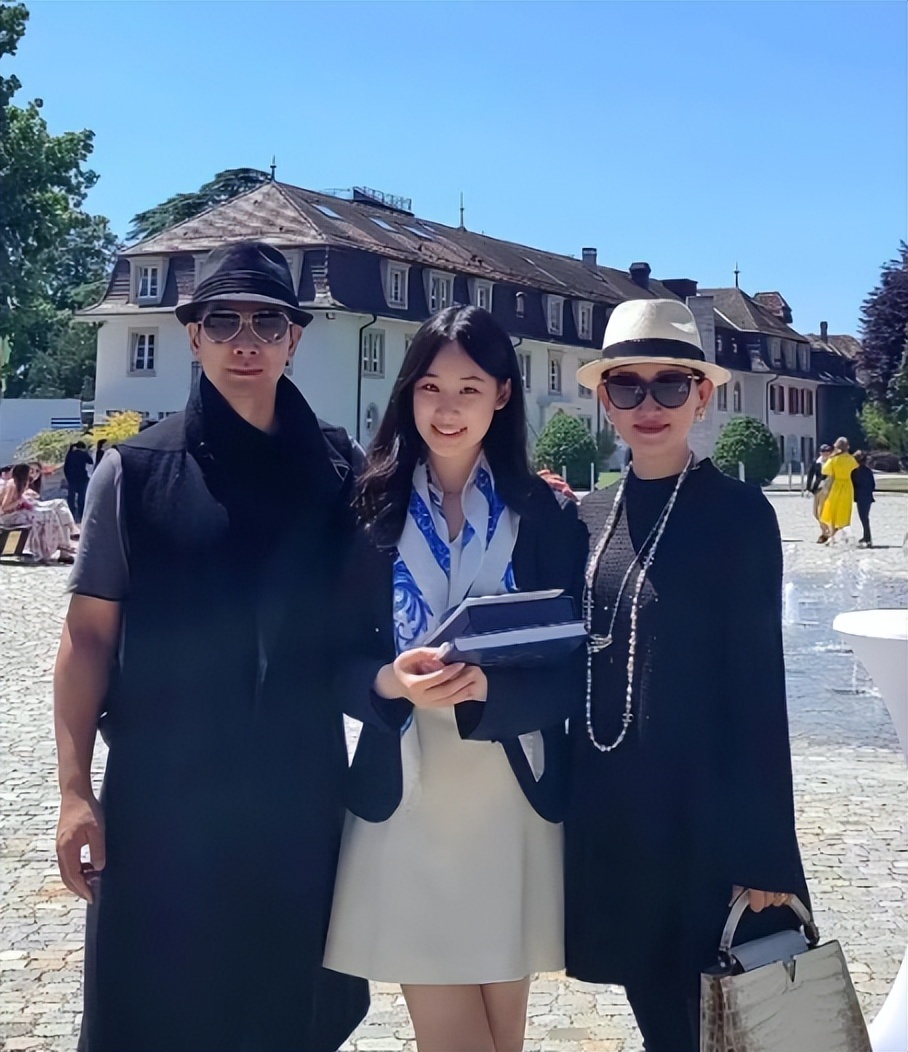 出乎赵文卓夫妇的预料，18岁的美籍女儿，如今已开始给他们争光了(图16)