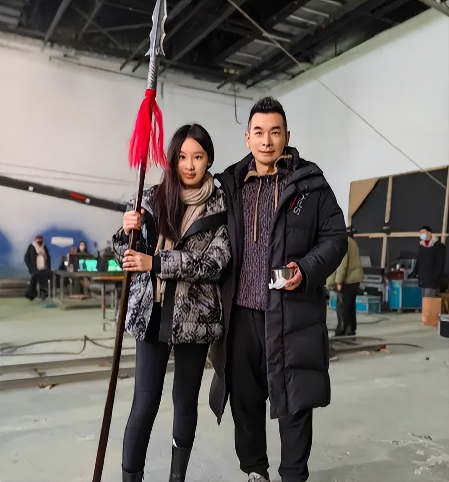 出乎赵文卓夫妇的预料，18岁的美籍女儿，如今已开始给他们争光了(图17)