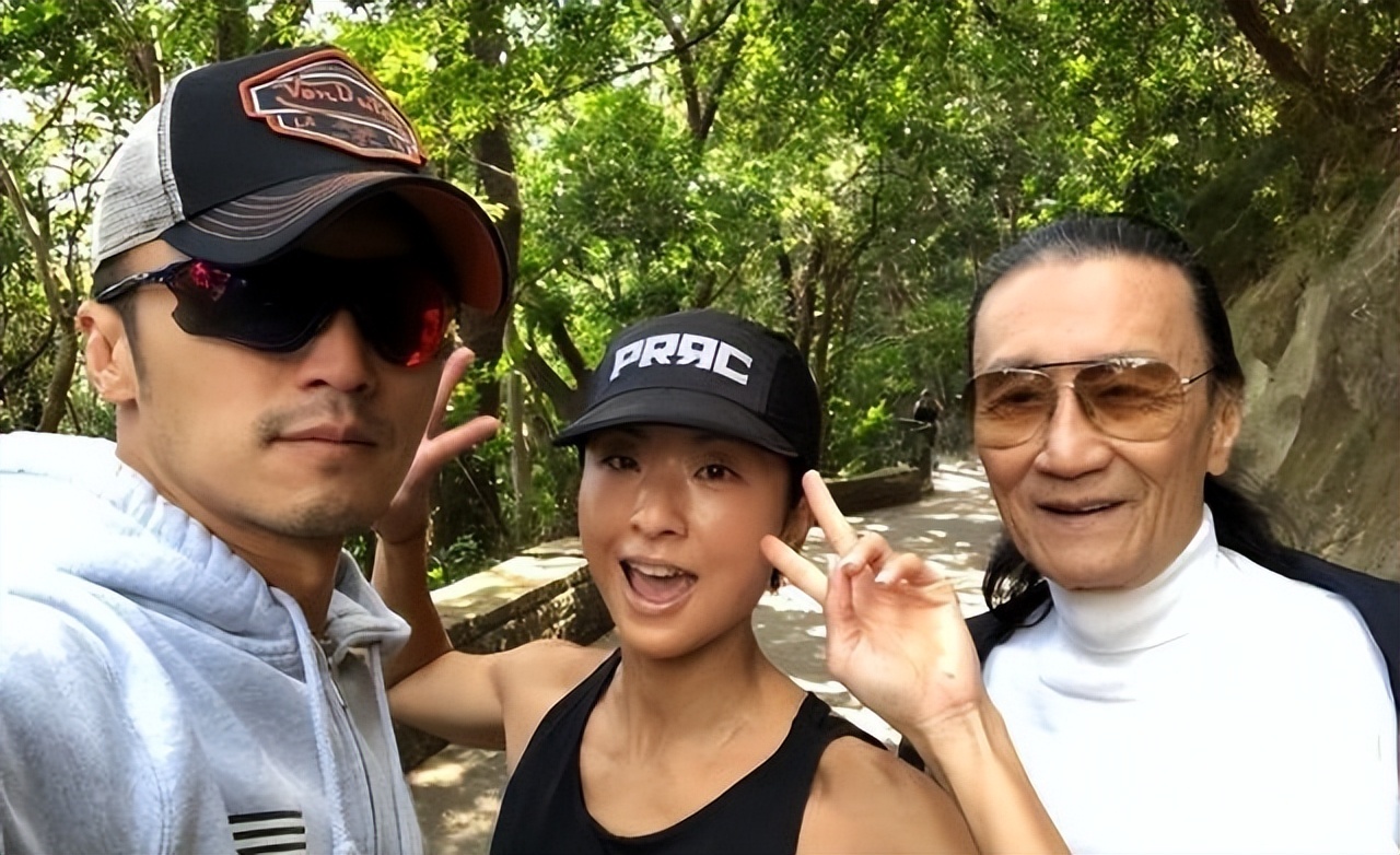 豁出去了！自曝私密事的Coco，没给89岁的谢贤留一点体面(图2)