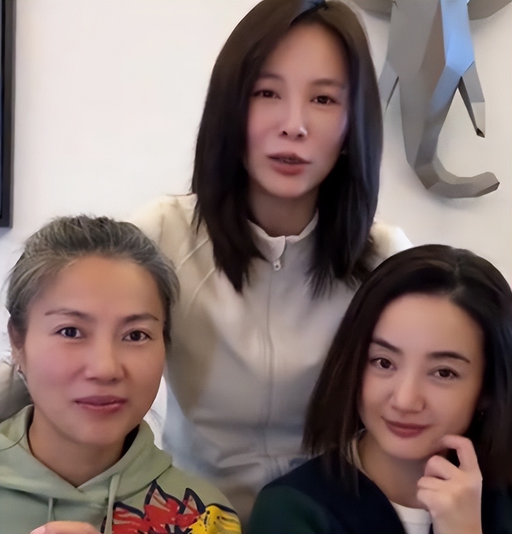 41岁朱杰参加聚会，回应多年没拍戏，官宣生下双胞胎，孩子都6岁(图3)