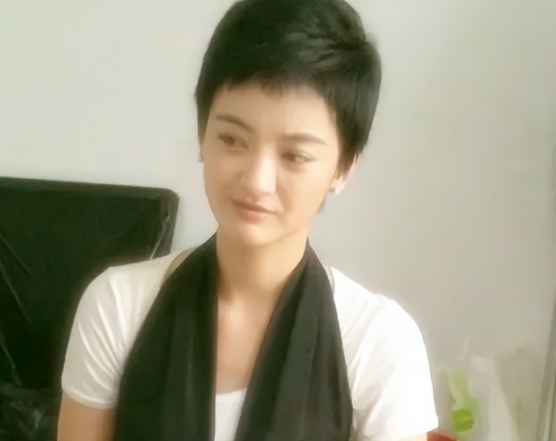 41岁朱杰参加聚会，回应多年没拍戏，官宣生下双胞胎，孩子都6岁(图17)