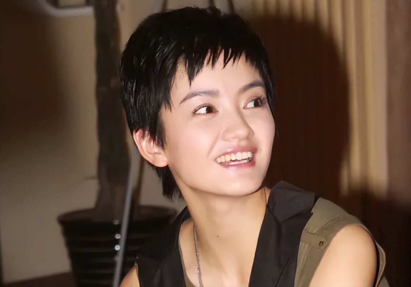 41岁朱杰参加聚会，回应多年没拍戏，官宣生下双胞胎，孩子都6岁(图19)