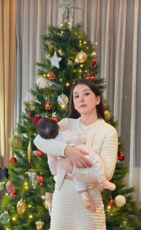 方媛带俩女儿逛街太喜庆！一家人低调看画作