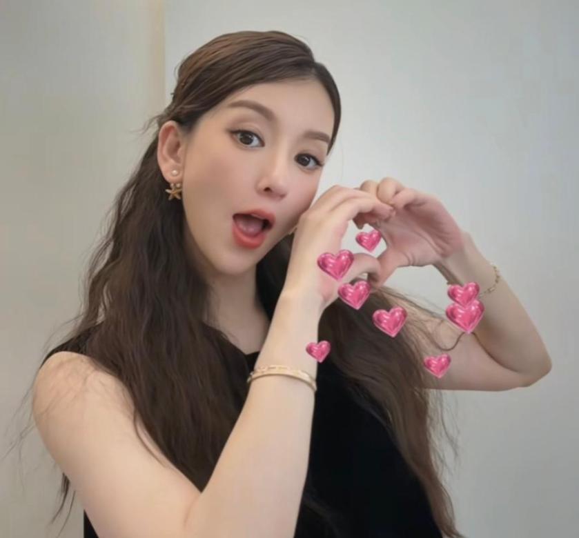 方媛带俩女儿逛街太喜庆！一家人低调看画作，郭富城穿帆布鞋节俭(图2)