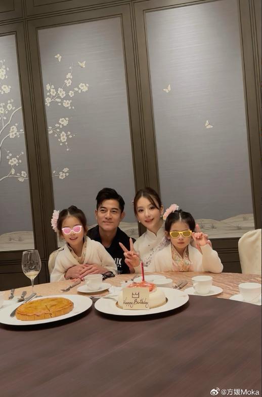 方媛带俩女儿逛街太喜庆！一家人低调看画作，郭富城穿帆布鞋节俭(图3)