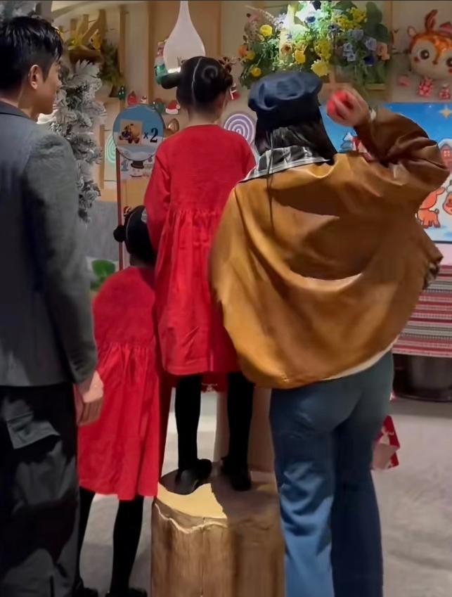 方媛带俩女儿逛街太喜庆！一家人低调看画作，郭富城穿帆布鞋节俭(图5)
