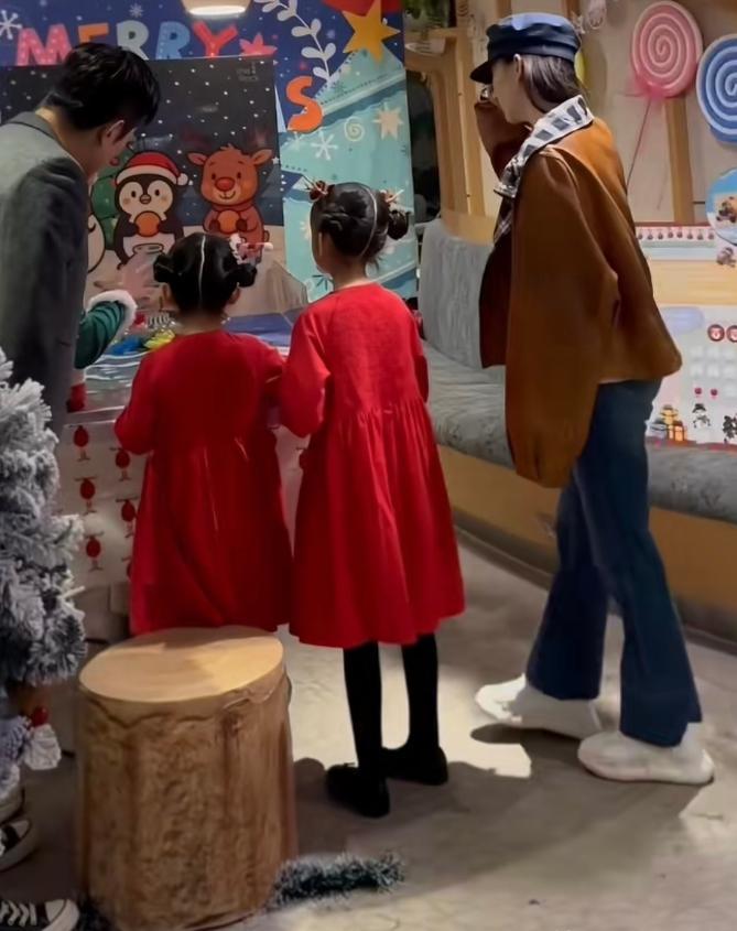 方媛带俩女儿逛街太喜庆！一家人低调看画作，郭富城穿帆布鞋节俭(图4)