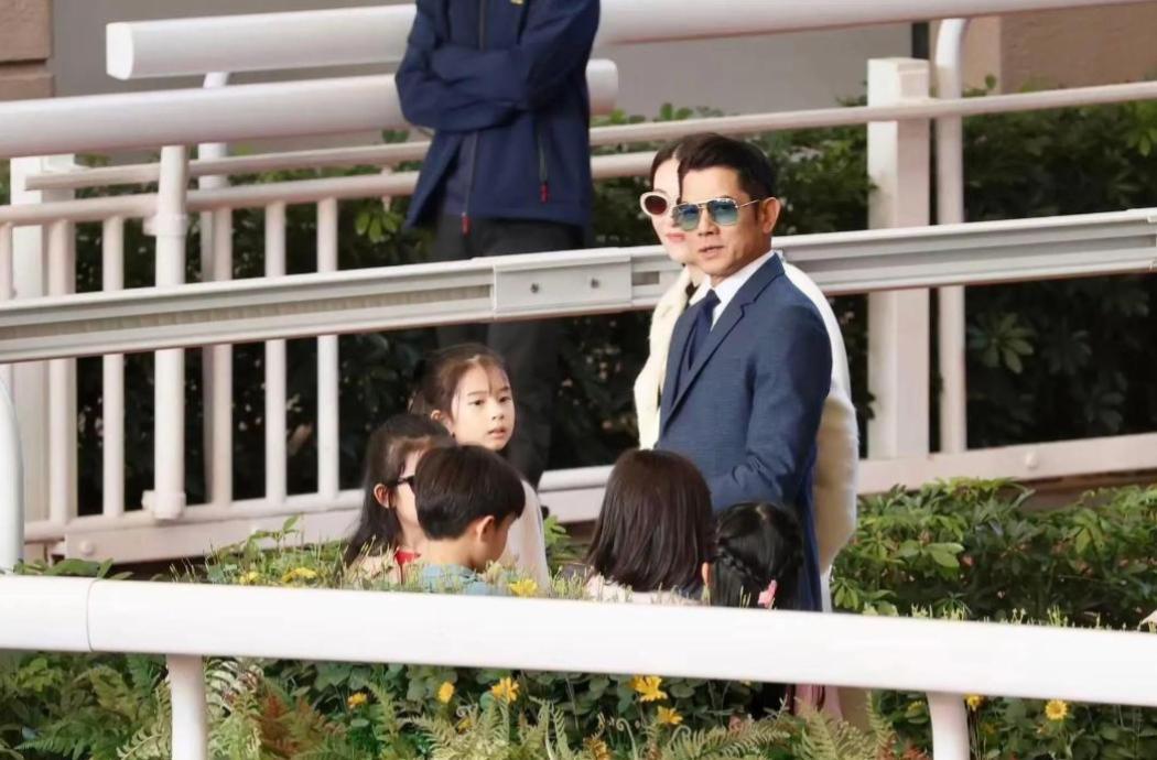 方媛带俩女儿逛街太喜庆！一家人低调看画作，郭富城穿帆布鞋节俭(图11)