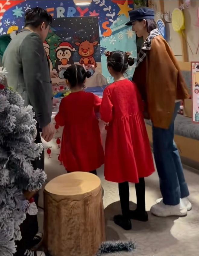 方媛带俩女儿逛街太喜庆！一家人低调看画作，郭富城穿帆布鞋节俭(图6)