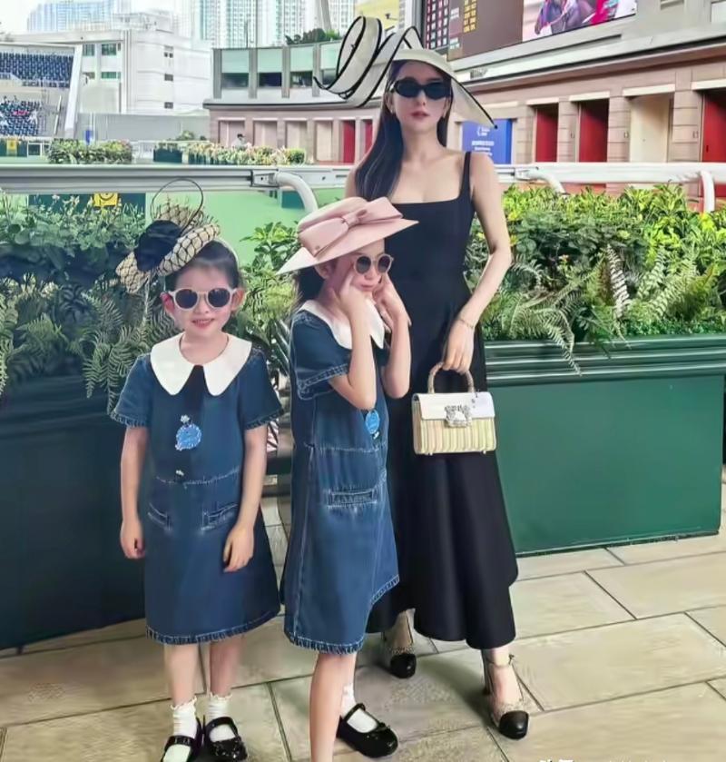 方媛带俩女儿逛街太喜庆！一家人低调看画作，郭富城穿帆布鞋节俭(图7)