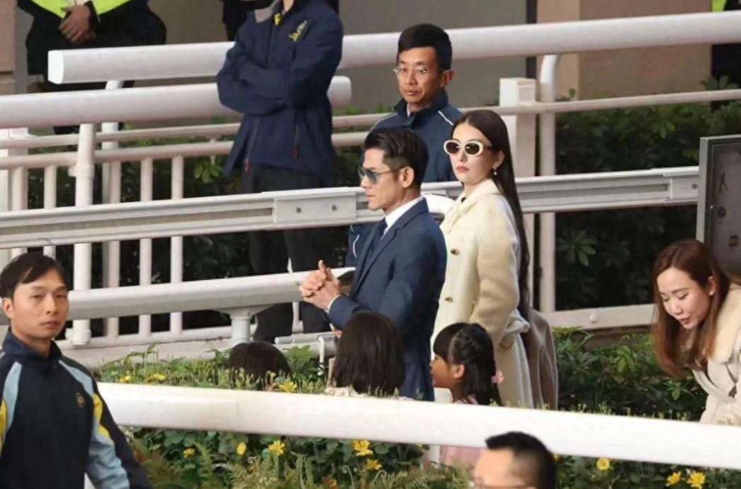 方媛带俩女儿逛街太喜庆！一家人低调看画作，郭富城穿帆布鞋节俭(图8)