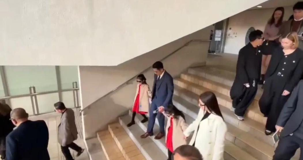 方媛带俩女儿逛街太喜庆！一家人低调看画作，郭富城穿帆布鞋节俭(图9)