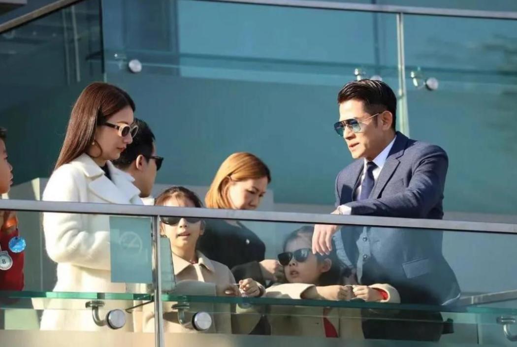 方媛带俩女儿逛街太喜庆！一家人低调看画作，郭富城穿帆布鞋节俭(图10)