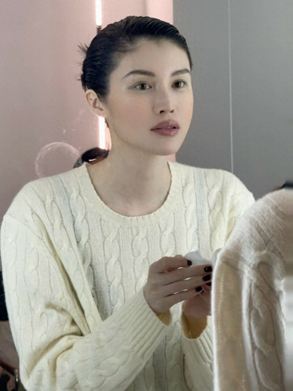 何穗晒产后居家日常！逗儿子玩、累了躺沙发等老公做饭，不离咖啡(图1)