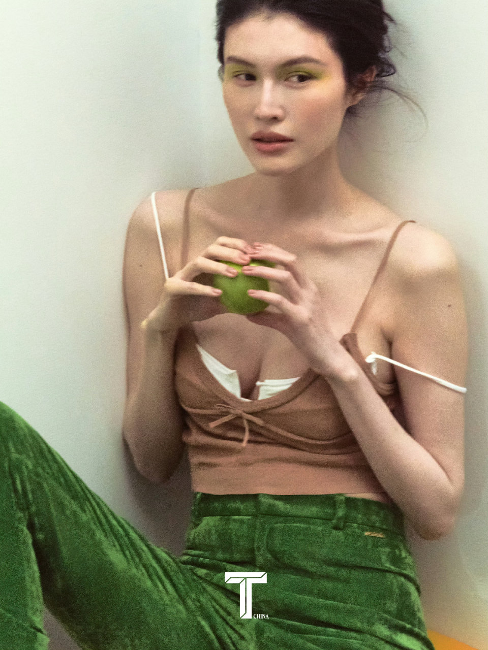 何穗晒产后居家日常！逗儿子玩、累了躺沙发等老公做饭，不离咖啡(图5)