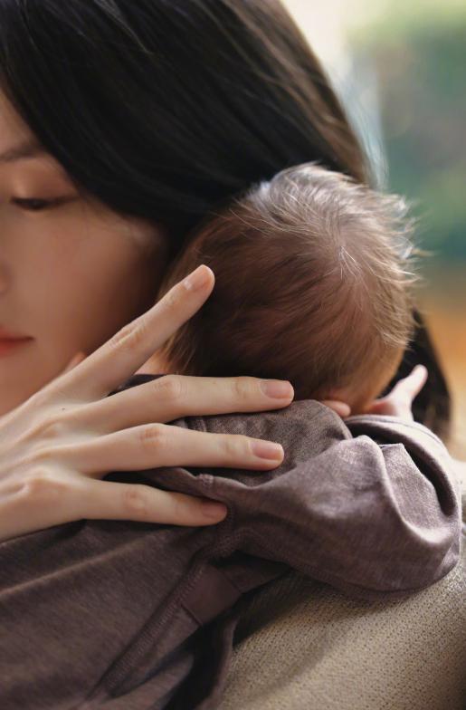 何穗晒产后居家日常！逗儿子玩、累了躺沙发等老公做饭，不离咖啡(图3)