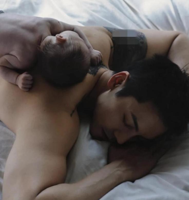 何穗晒产后居家日常！逗儿子玩、累了躺沙发等老公做饭，不离咖啡(图4)