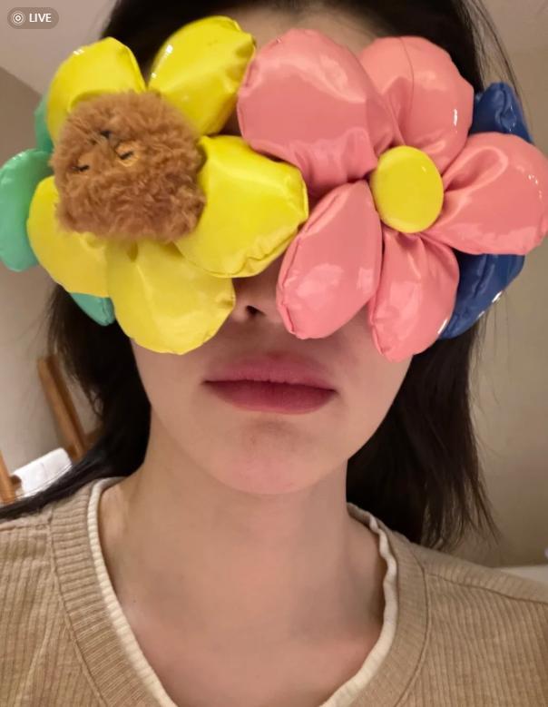 何穗晒产后居家日常！逗儿子玩、累了躺沙发等老公做饭，不离咖啡(图7)