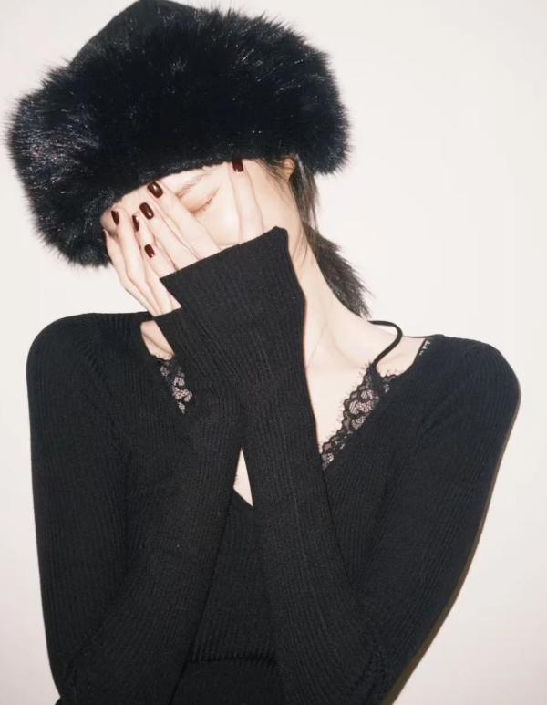 何穗晒产后居家日常！逗儿子玩、累了躺沙发等老公做饭，不离咖啡(图8)