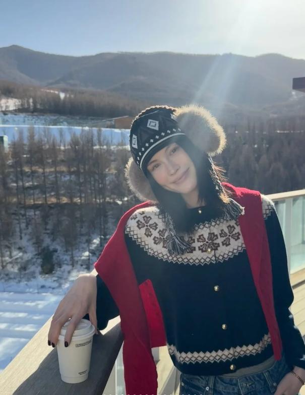 何穗晒产后居家日常！逗儿子玩、累了躺沙发等老公做饭，不离咖啡(图10)