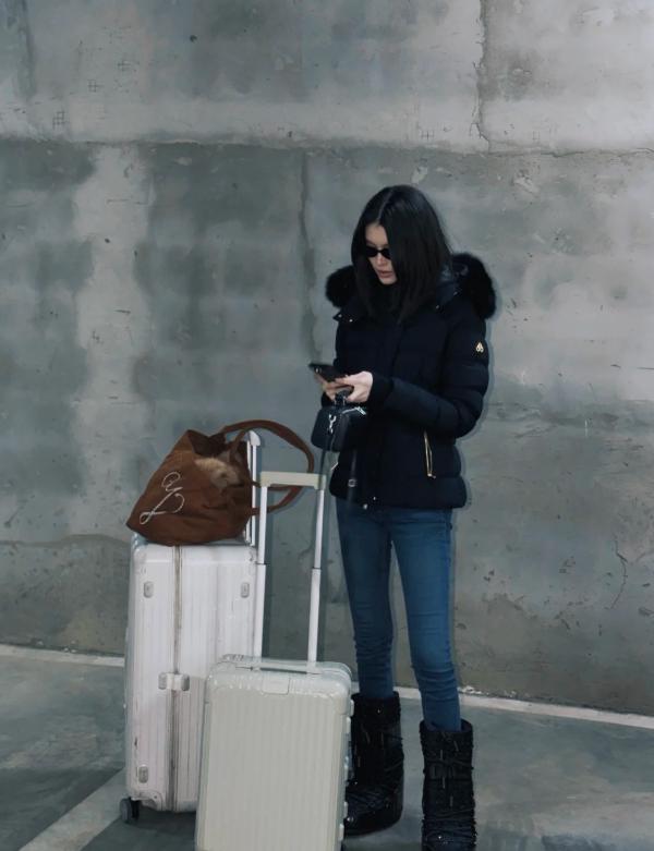 何穗晒产后居家日常！逗儿子玩、累了躺沙发等老公做饭，不离咖啡(图12)