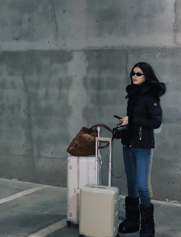 何穗晒产后居家日常！逗儿子玩、累了躺沙发等老公做饭，不离咖啡(图13)