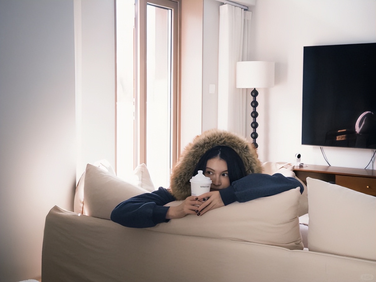 何穗晒产后居家日常！逗儿子玩、累了躺沙发等老公做饭，不离咖啡(图14)