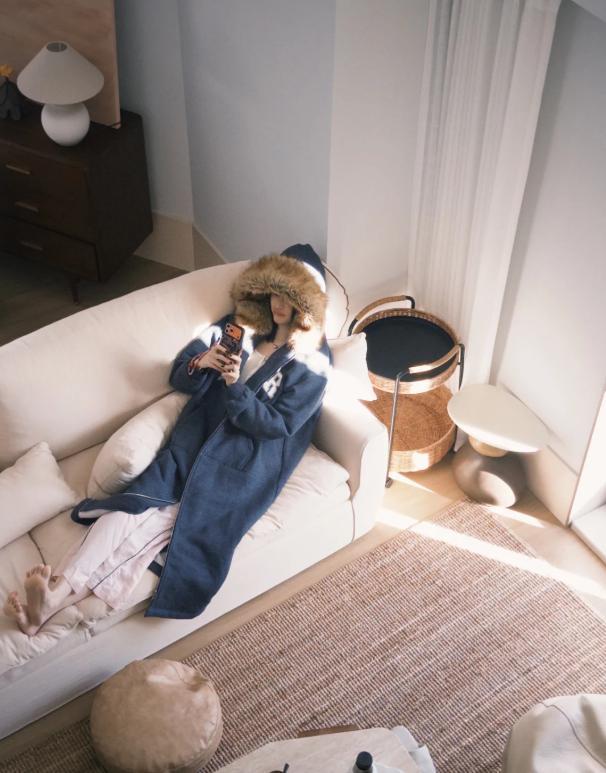 何穗晒产后居家日常！逗儿子玩、累了躺沙发等老公做饭，不离咖啡(图16)