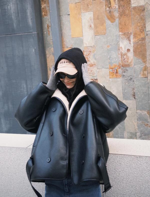 何穗晒产后居家日常！逗儿子玩、累了躺沙发等老公做饭，不离咖啡(图15)