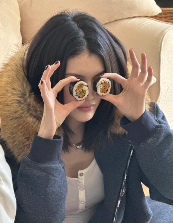 何穗晒产后居家日常！逗儿子玩、累了躺沙发等老公做饭，不离咖啡(图17)