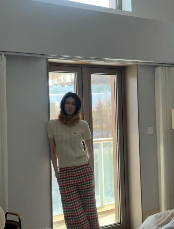 何穗晒产后居家日常！逗儿子玩、累了躺沙发等老公做饭，不离咖啡(图18)