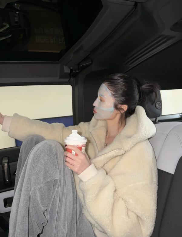 何穗晒产后居家日常！逗儿子玩、累了躺沙发等老公做饭，不离咖啡(图19)