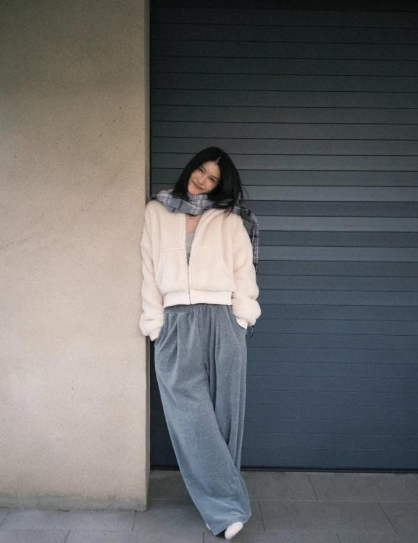 何穗晒产后居家日常！逗儿子玩、累了躺沙发等老公做饭，不离咖啡(图20)