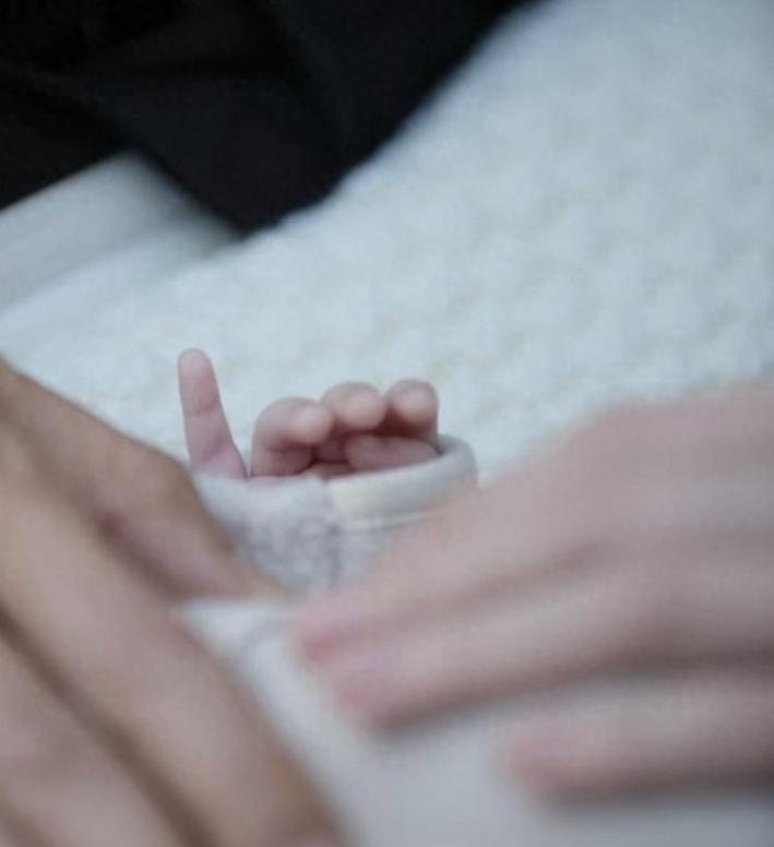 何穗晒产后居家日常！逗儿子玩、累了躺沙发等老公做饭，不离咖啡(图22)