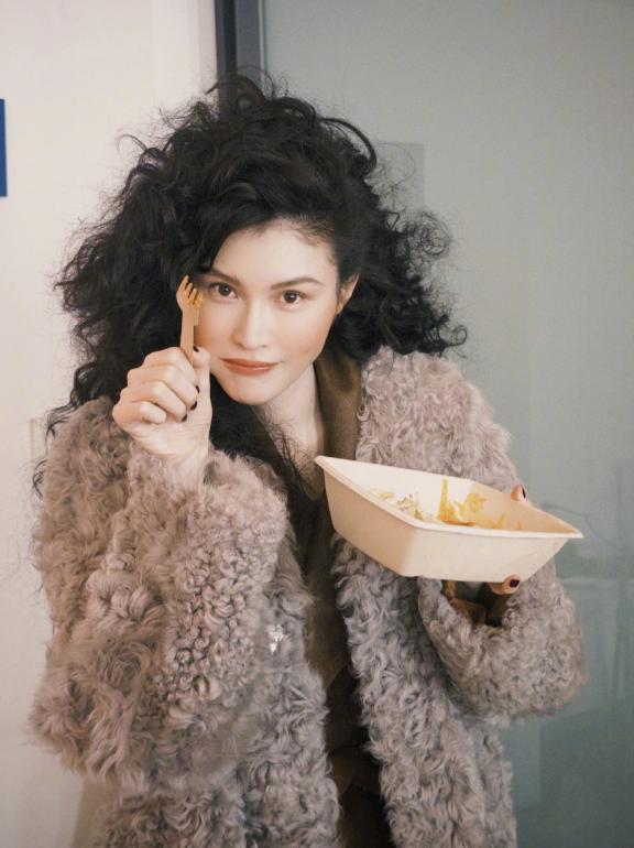 何穗晒产后居家日常！逗儿子玩、累了躺沙发等老公做饭，不离咖啡(图23)