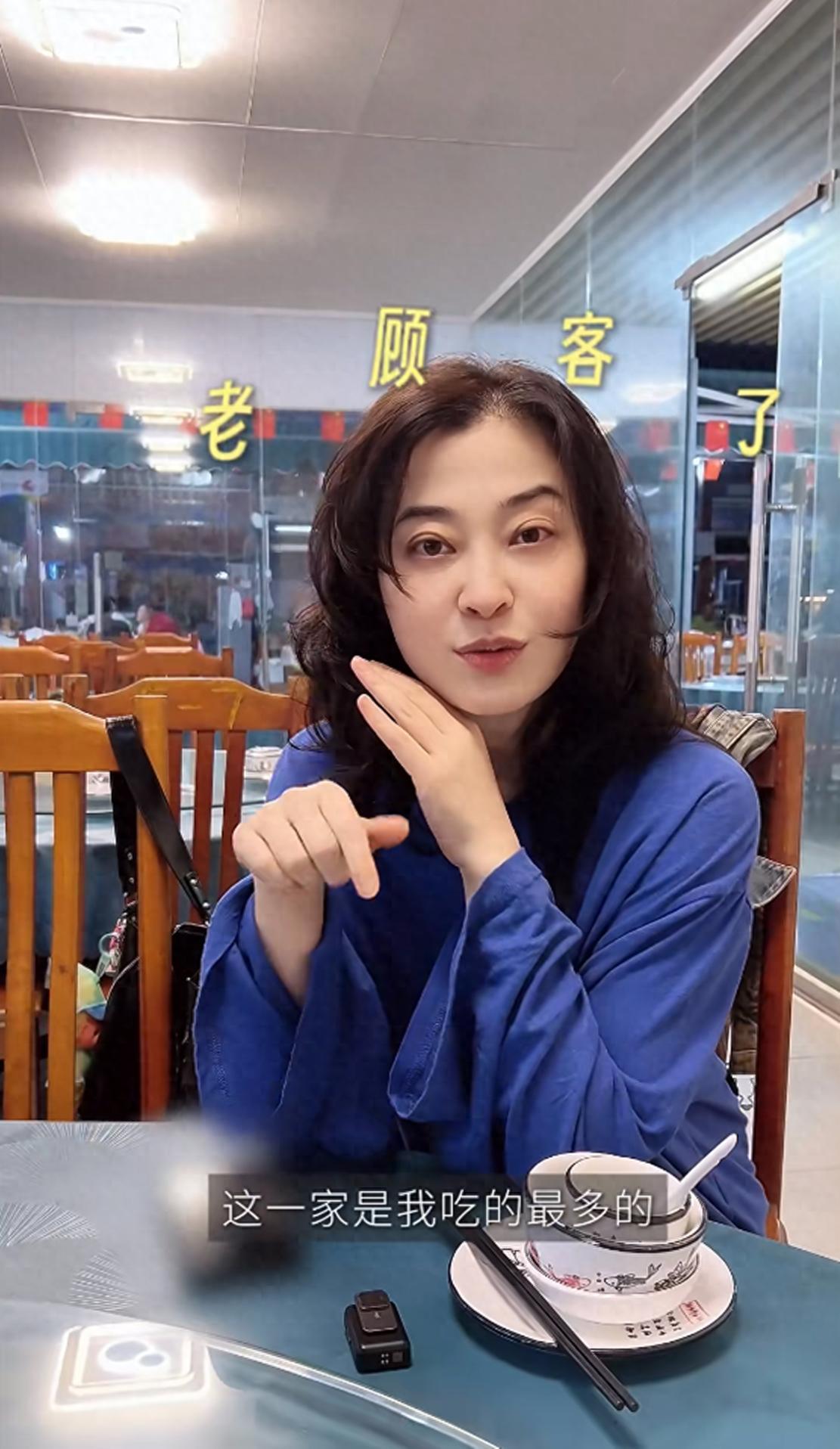 梅婷吃海鲜大排档，50了脸蛋很紧致，没做发型头顶稀疏发缝好宽(图1)