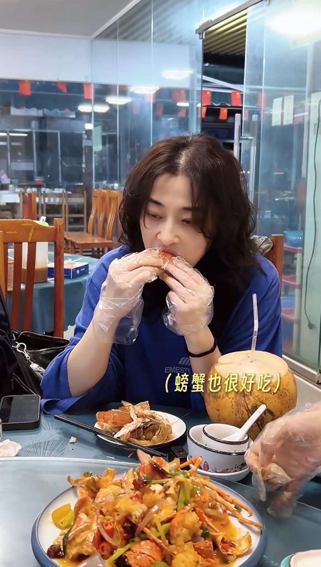 梅婷吃海鲜大排档，50了脸蛋很紧致，没做发型头顶稀疏发缝好宽(图8)