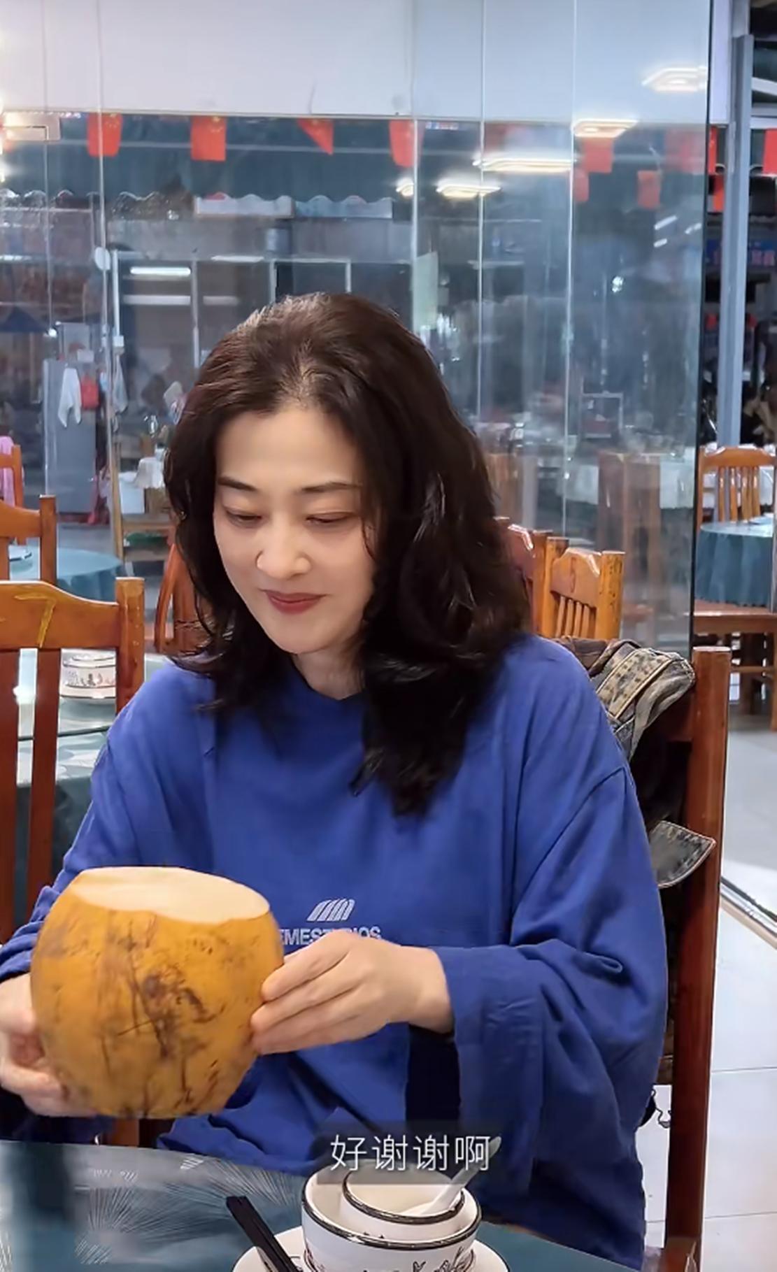 梅婷吃海鲜大排档，50了脸蛋很紧致，没做发型头顶稀疏发缝好宽(图3)