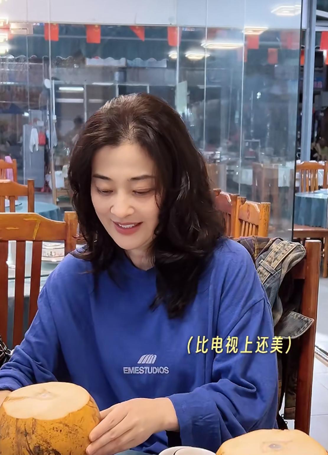 梅婷吃海鲜大排档，50了脸蛋很紧致，没做发型头顶稀疏发缝好宽(图4)