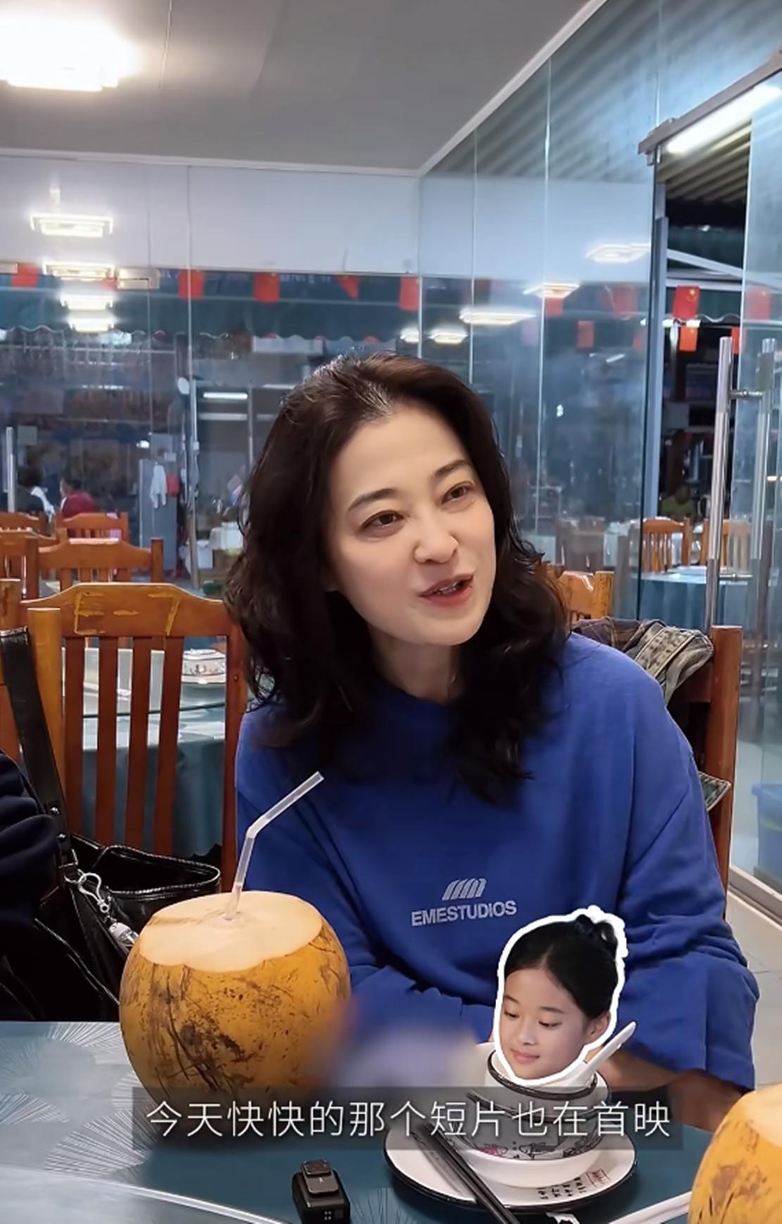 梅婷吃海鲜大排档，50了脸蛋很紧致，没做发型头顶稀疏发缝好宽(图6)