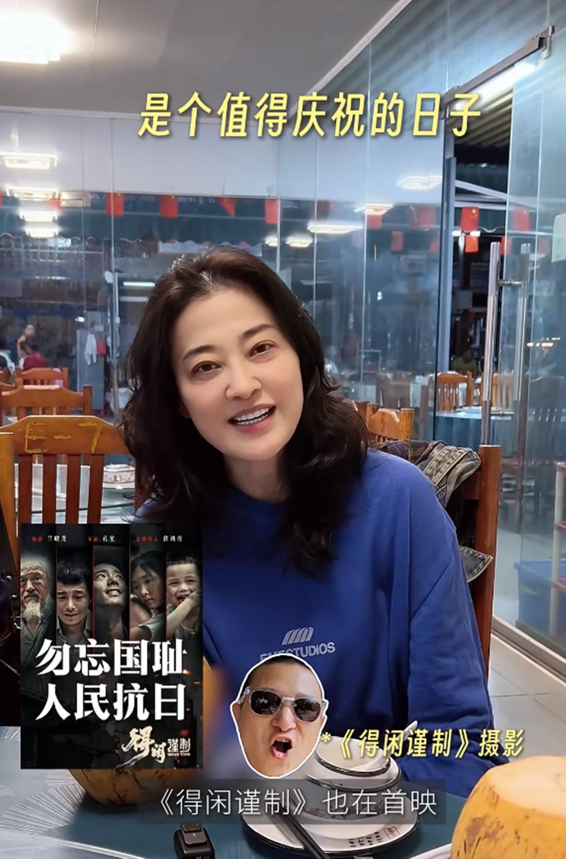 梅婷吃海鲜大排档，50了脸蛋很紧致，没做发型头顶稀疏发缝好宽(图7)