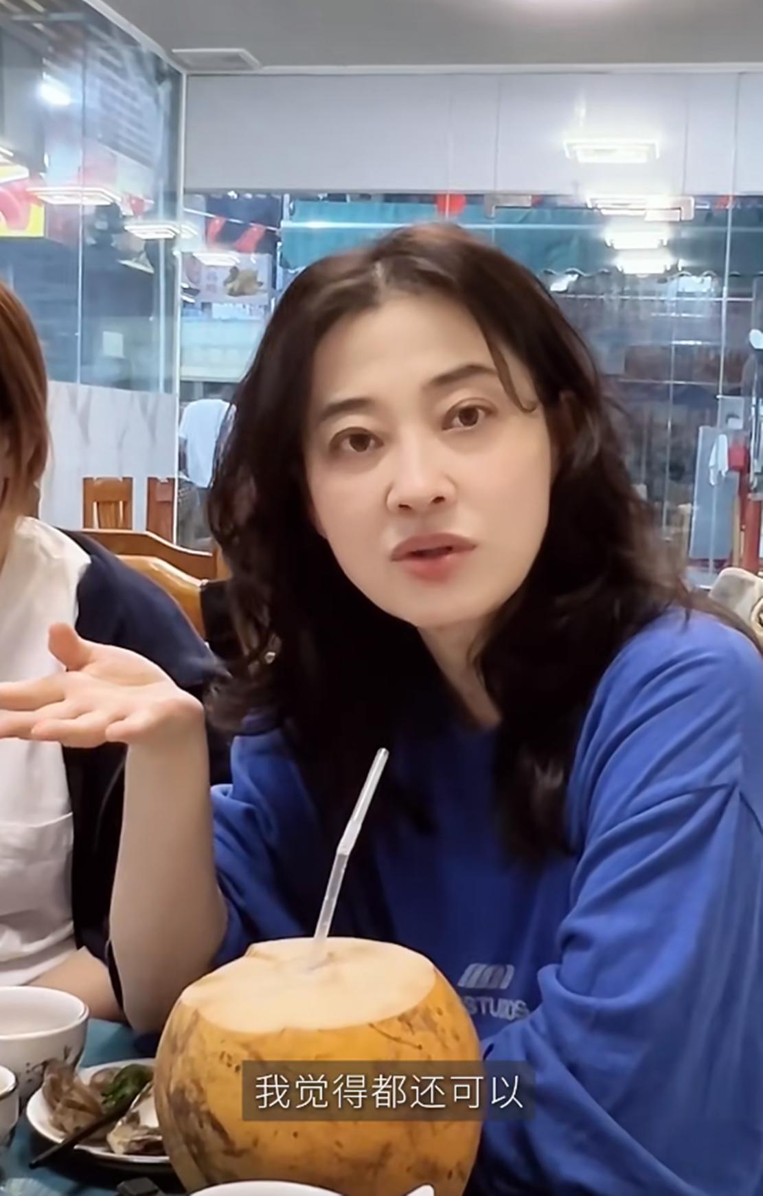 梅婷吃海鲜大排档，50了脸蛋很紧致，没做发型头顶稀疏发缝好宽(图10)