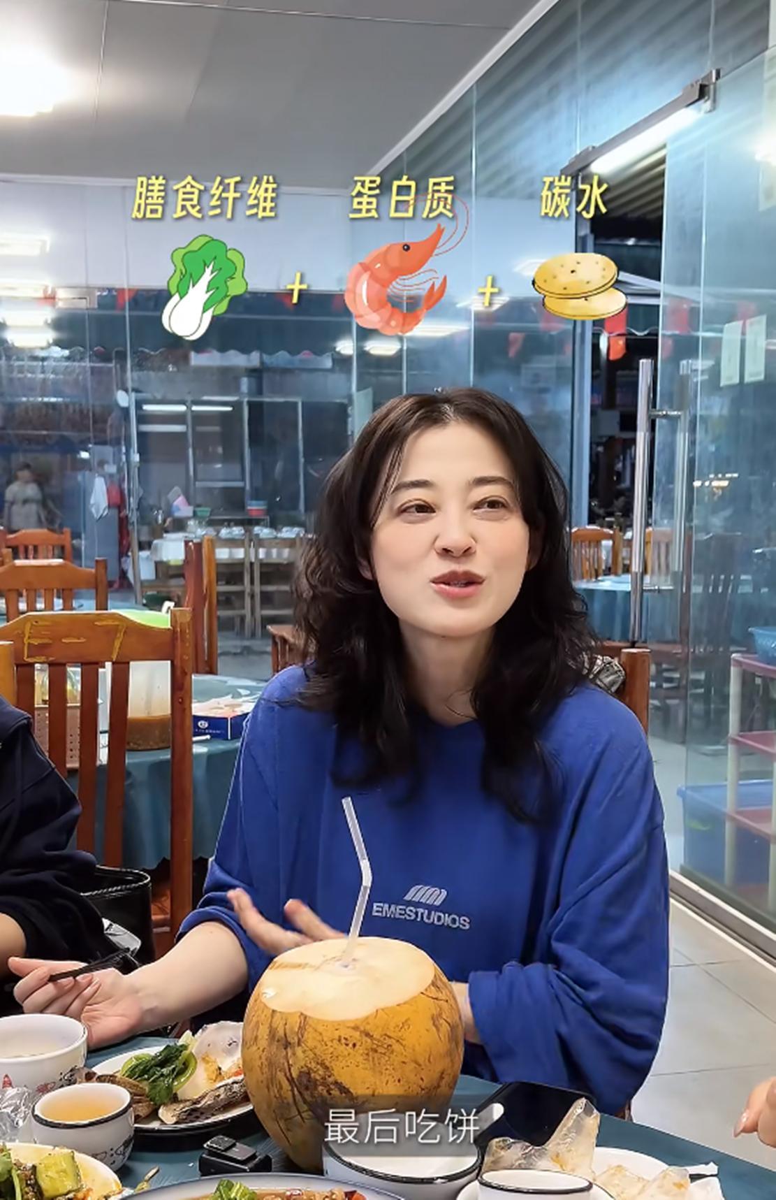 梅婷吃海鲜大排档，50了脸蛋很紧致，没做发型头顶稀疏发缝好宽(图9)