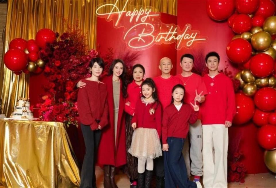 董璇给二婚老公庆生，张维伊都快把董璇给啃了，实在是太夸张了(图3)